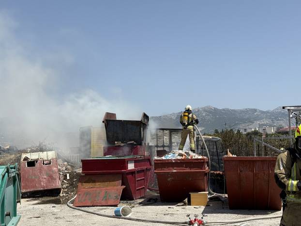 Split: Izbio požar na Stinicama, gorjelo smeće i vozilo