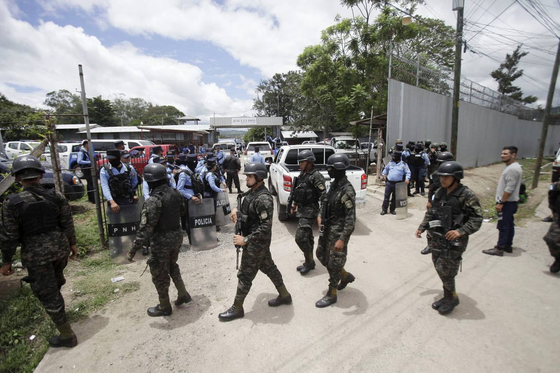 Several inmates dead following a riot in women's prison in Honduras