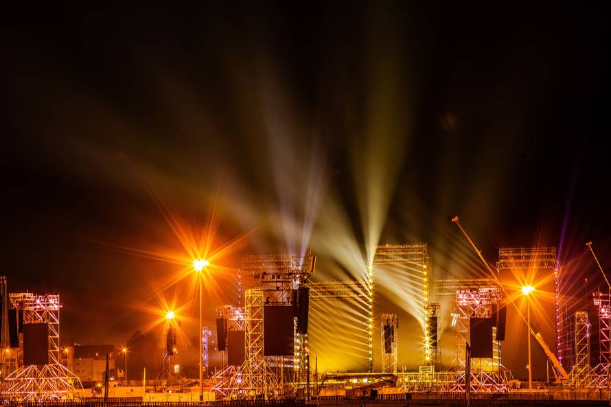 Zagreb: Spektakularna svjetlosna proba na Hipodromu uoči Thompsonovog koncerta