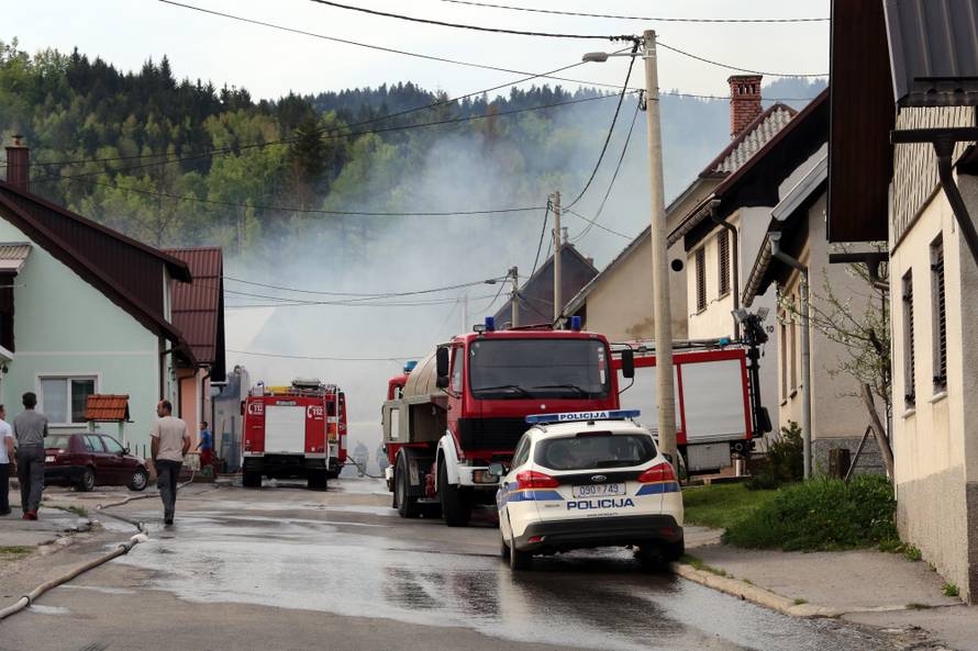 Proširila se iz sjenika: Vatra je progutala tri kuće kraj Čabra