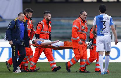 Uznemirujuća snimka: Igrač Rome slomio nogu protivniku