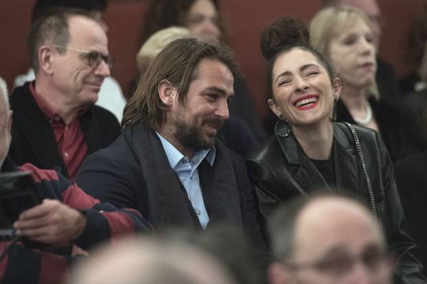 Varaždin: Nasmijani Zrinka Cvitešić i Niko Kranjčar na premijeri predstave "Majka hrabrost i njezina djeca"