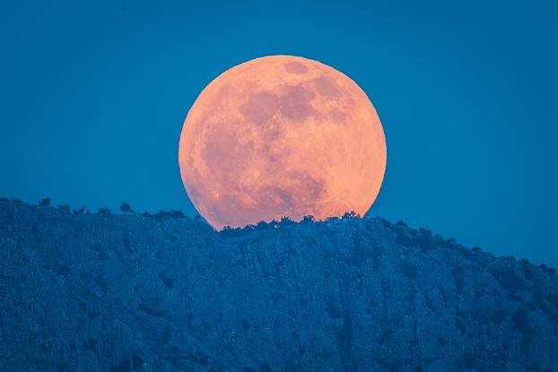 Split: Pogled na izlazak punog Mjeseca iznad planine Perun