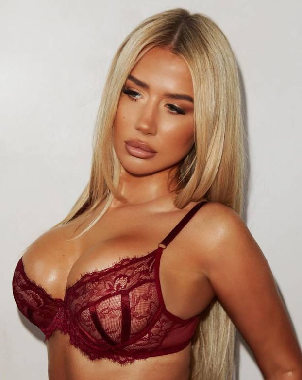 FOTO Nekad je bila stjuardesa, a danas za njom uzdišu milijuni