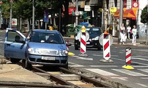 Zagreb: Još jedan automobil upao je na tramvajske tračnice  