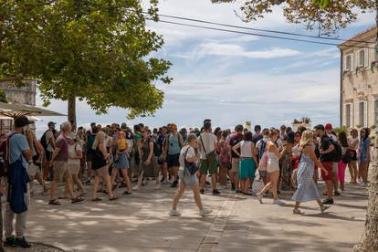 FOTO Zadnji trzaji ljeta: Nakon nevremena u Dubrovniku izašlo sunce, a s njim i brojni turisti