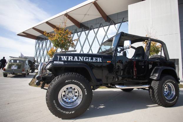 Osijek: Izložba oldtimer vozila ispred Gospodarskog centra