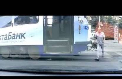 Pobješnjeli vozač tramvaja pretukao starca sa štakama!