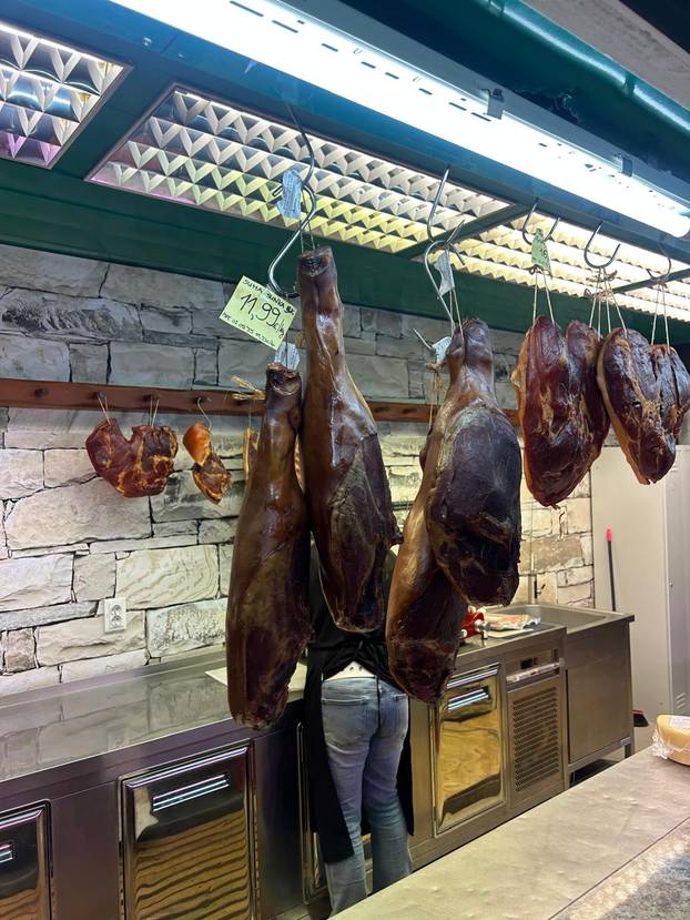 FOTO Građani šokirani! Za kilu janjetine 20 eura, rajčice po 7, a orada na Dolcu čak 28 eura