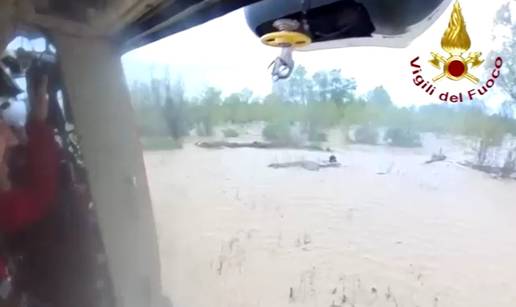 VIDEO Dramatično spašavanje u Italiji: Helikopterom ga izvukli iz nadiruće blatnjave bujice!