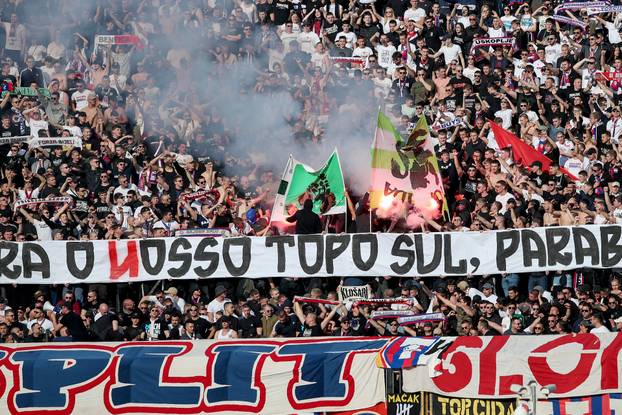 Split: Navijači na tribinama prate utakmicu Hajduk - Dinamo 