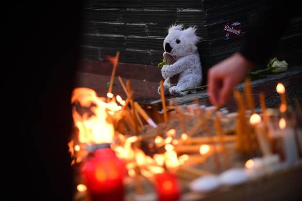 Beograd: Navijači Partizana ispred Štark Arene odaju počast ubijenima u masakru