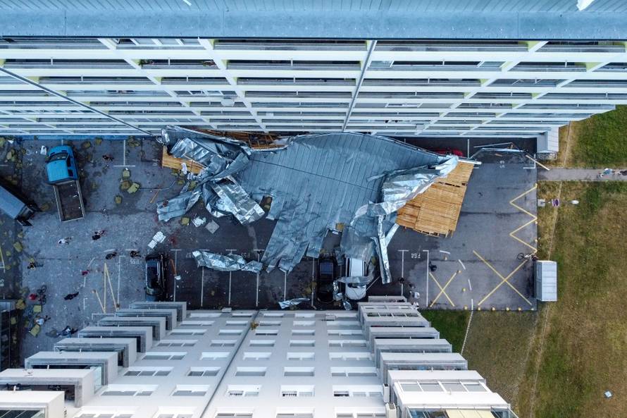 POGLED IZ ZRAKA - U olujnom nevremenu u naselju Špansko krov sa zgrade pao je na automobile