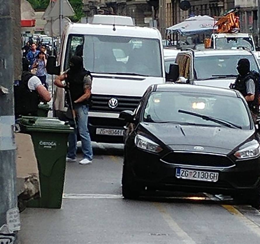 Maskirani policajci naoružani dugim cijevima upali u zgradu