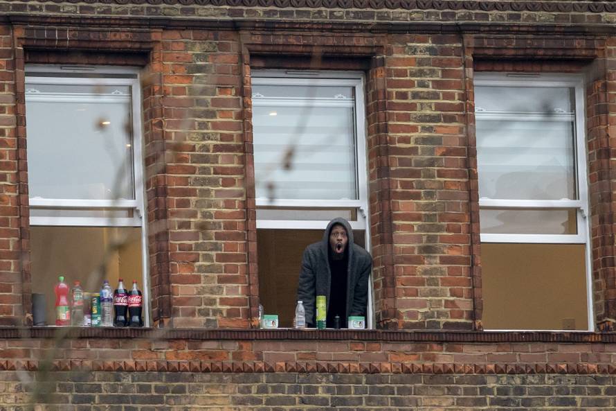 ?ovjek maše nožem s prozora u Lewishamu, policija na terenu