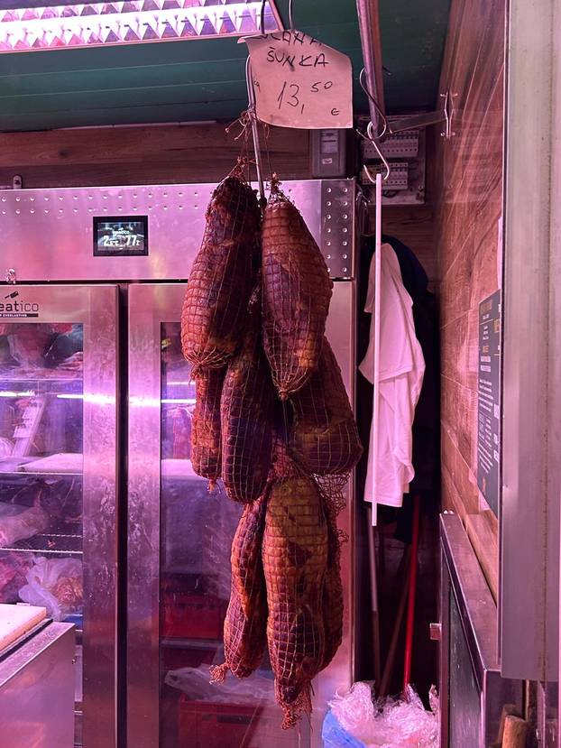 FOTO Građani šokirani! Za kilu janjetine 20 eura, rajčice po 7, a orada na Dolcu čak 28 eura