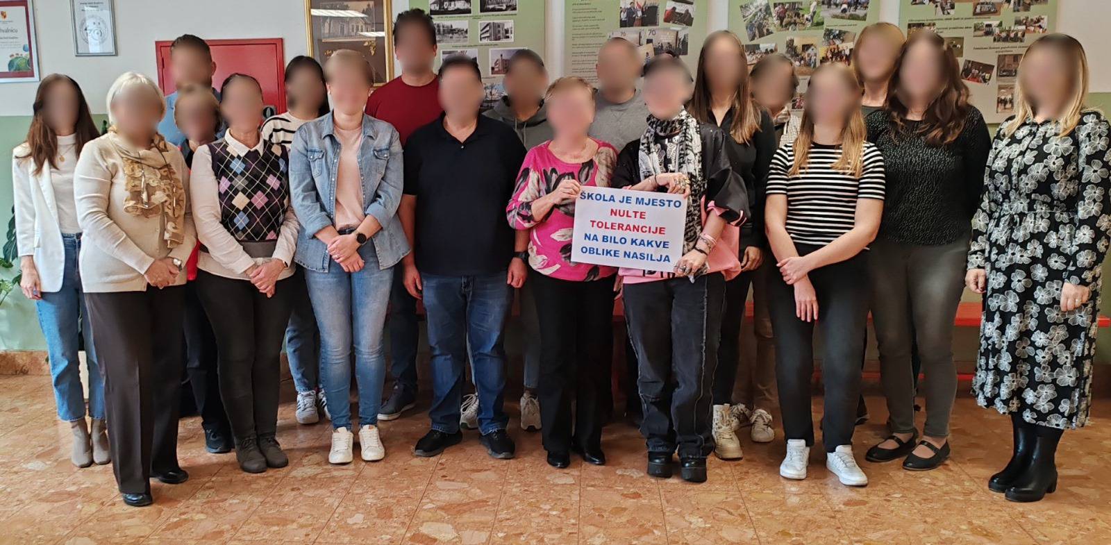 FOTO Učitelji iz cijele Hrvatske šalju podršku školi: Uz vas smo, koliko razreda još mora nestati?