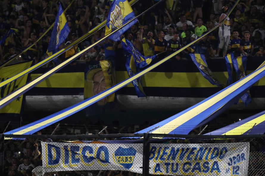 Tévez Maradonu strastveno poljubio pa s Bocom uzeo titulu