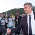 Zajedno na mostu: Milanović i Plenković se rukovali prije nego što su zauzeli svoja mjesta