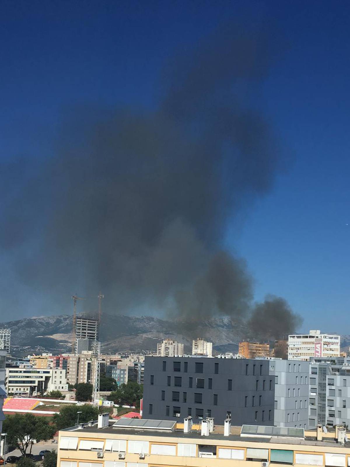 Buknulo je skladište Slobodne Dalmacije: Požar je lokaliziran