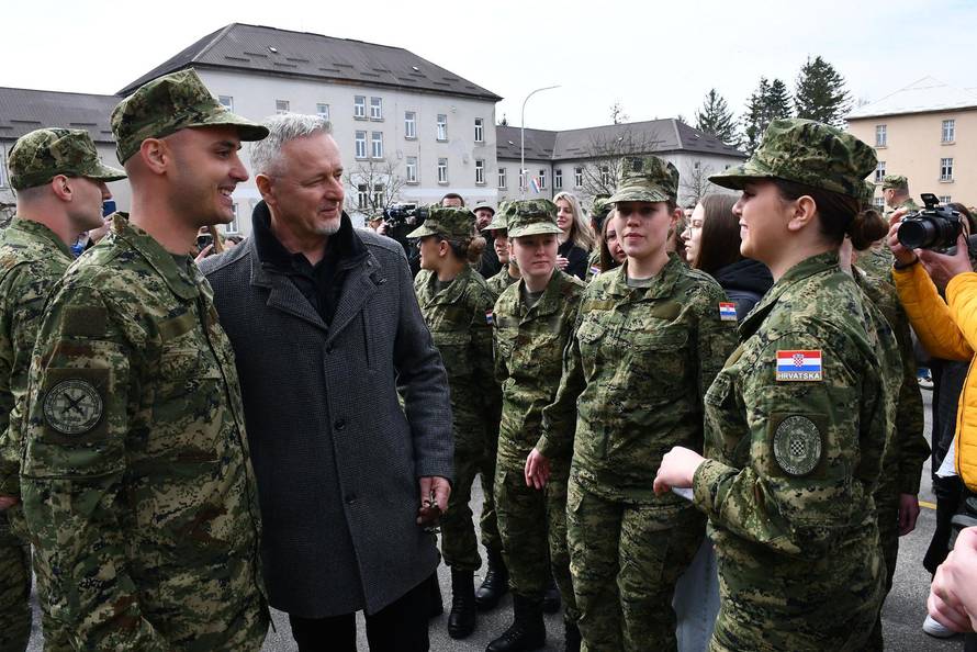 Na svečanoj prisegi ročnika u Požegi pozornost je privukla Diva Perković, kći pjevača Marka Perkovića Thompsona