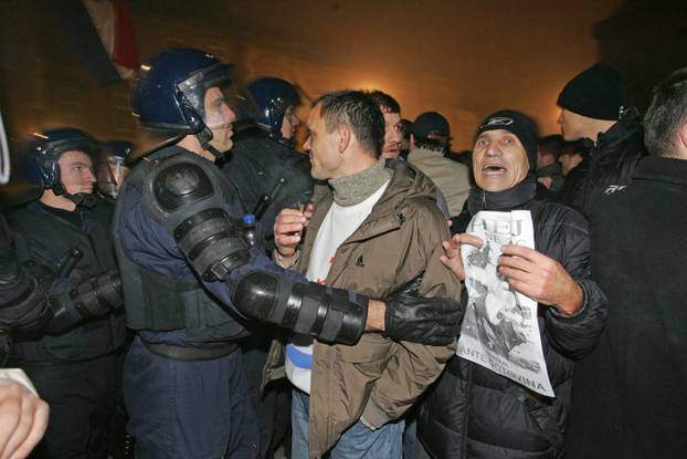 ARHIVA - Zagreb: Prosvjedi diljem zemlje zbog uhićenja Gotovine, razbijen i prozor na zgradi Vlade