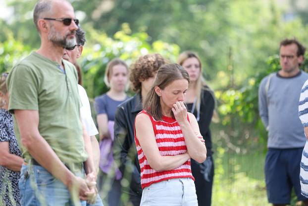 Graz: Dan nakon pokolja u školi brojni građani i učenici polažu cvijeće i pale svijeće za ubijene