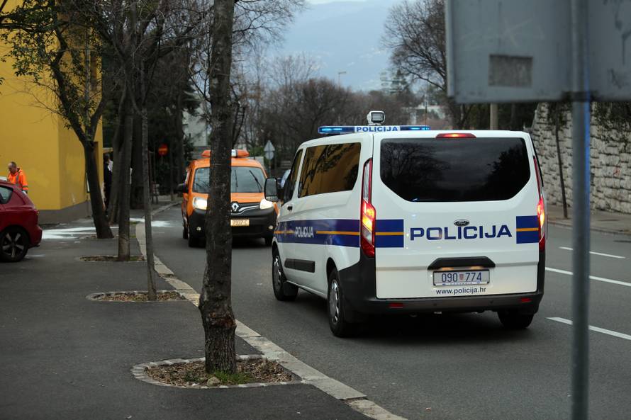 Rijeka: Taksijem "pokosio" dvije Å¾ene i zabio se u zid kuÄe
