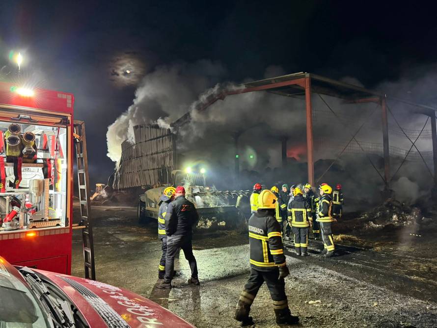 I dalje gori OPG kraj Vrbovca! 'Oprema se ledi, dim je strašan. Valjda ćemo do jutra uspjeti'