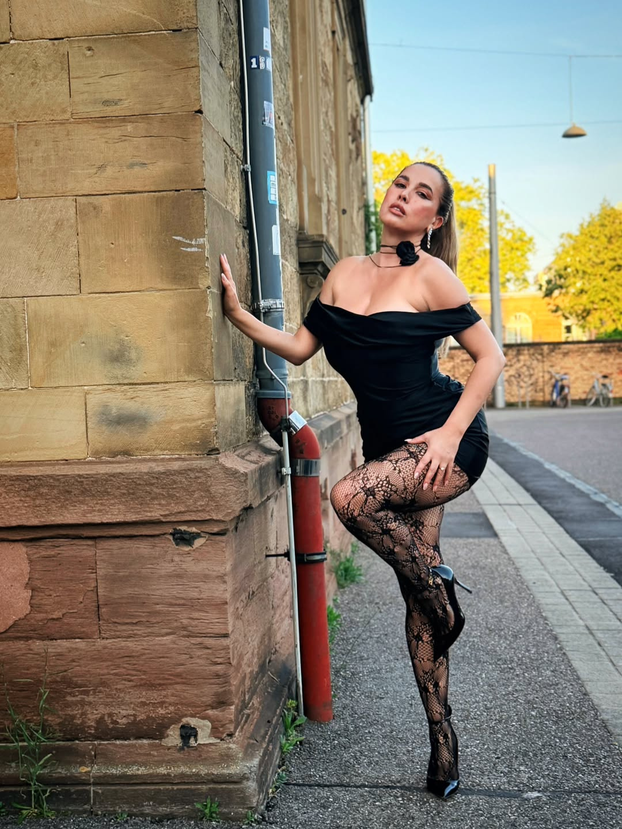 FOTO Kakve obline! Nives Celzijus u čipkastim čarapama 'zapalila' Karlsruhe...
