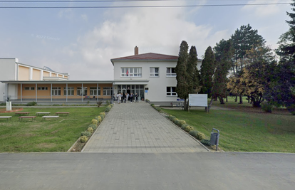 Evakuirali školu u Drnju: Nije curio plin, učenik aktivirao 'suzavac'. Nastala prava drama