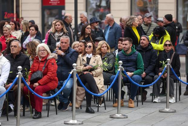 Komemoracija za Halida Bešlića u sarajevskom Narodnom pozorištu
