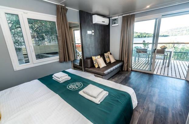 Prodaje se luksuzna mobilna kućica u Tisnom kraj plaže. Ima 22 kvadrata. Cijena? 'Povoljna'