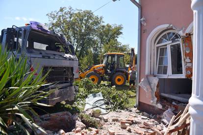 FOTO Užas u Garešnici: Teretnim kamionom se zabio u obiteljsku kuću, stavili stup da se ne uruši