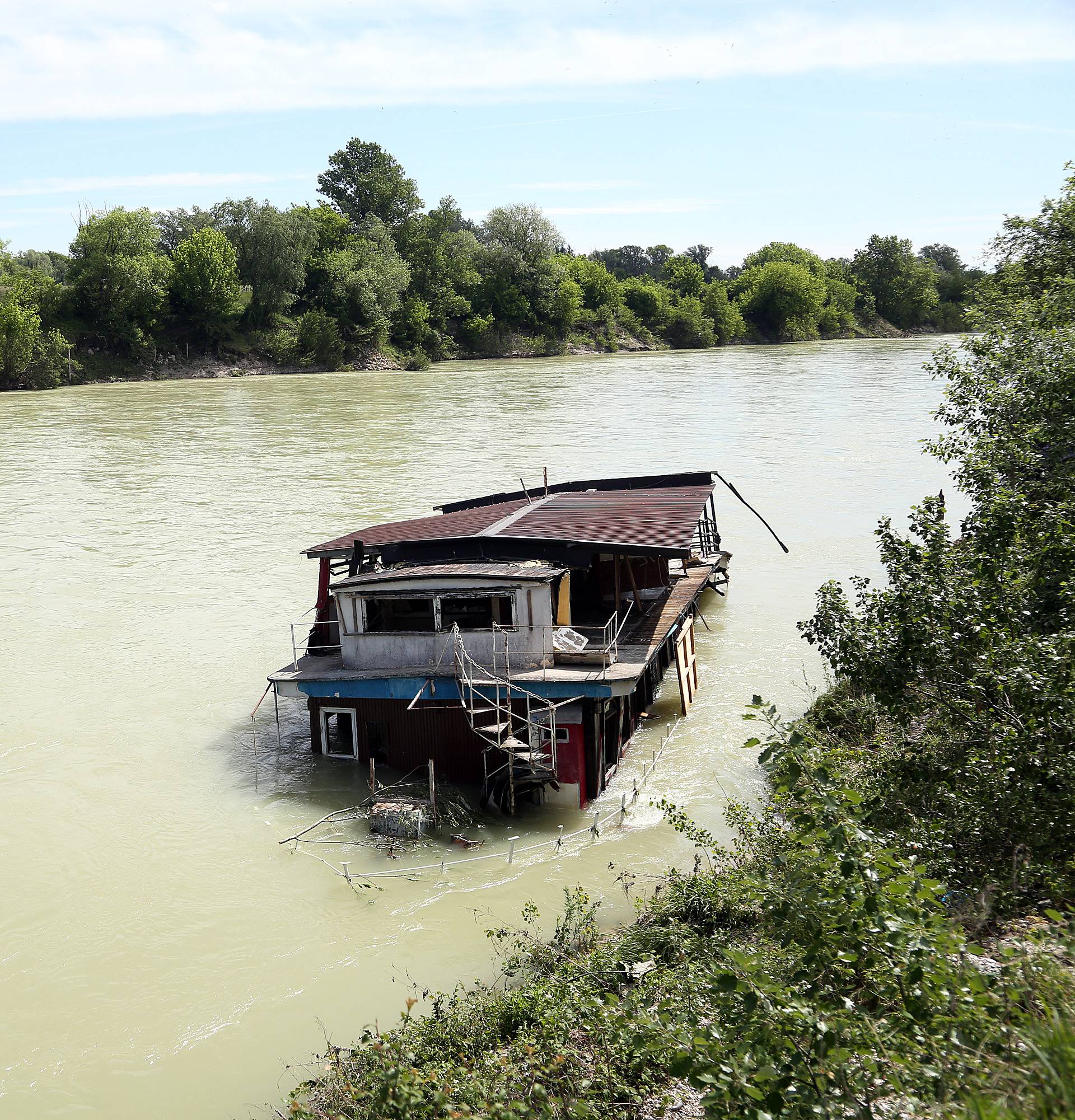 Pustolovina odbjegloga broda po nabujaloj zagrebačkoj Savi