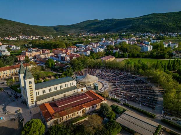 Međugorje: Poslijepodnevna misa ispred crkve sv. Jakova na Uskrs