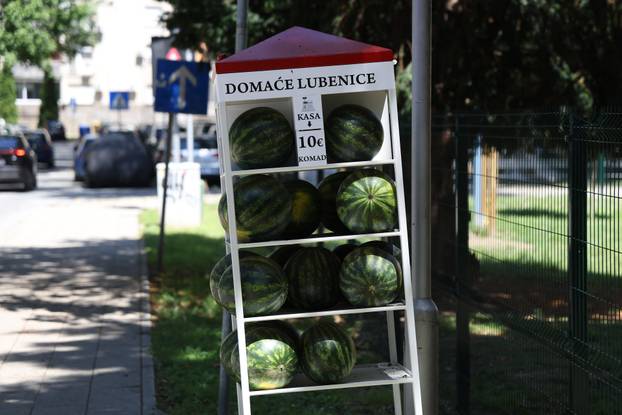 Osijek: Prvi lubenicomati su se pojavili na ulicama grada 