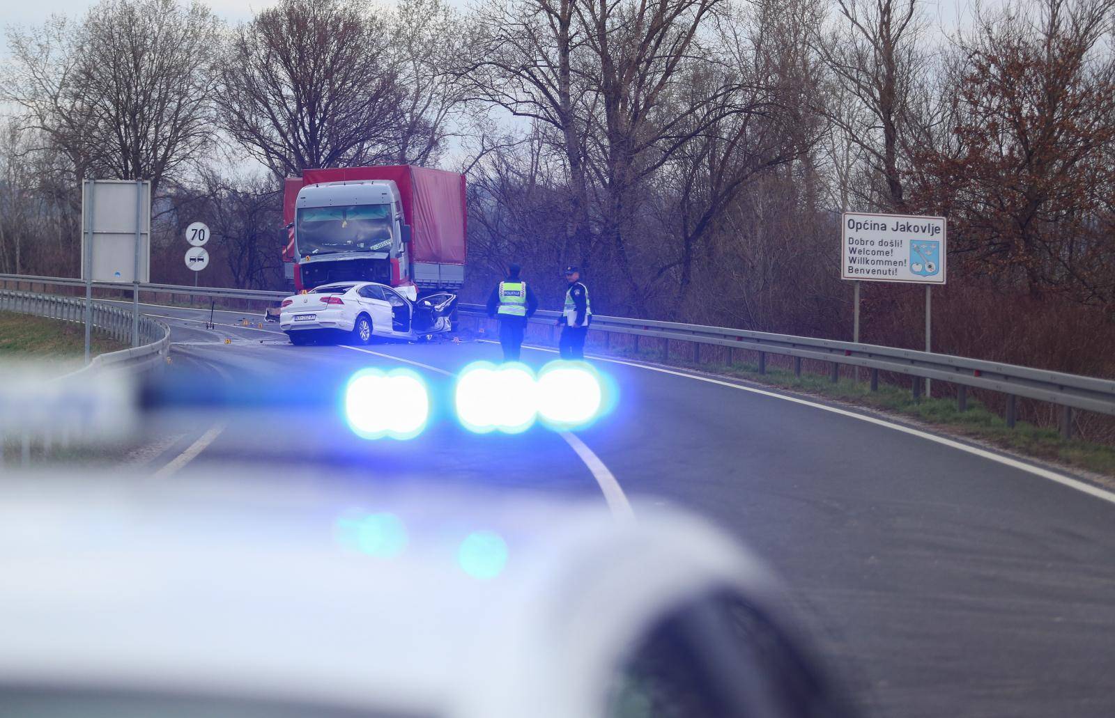 Naglo je skrenuo, zabio se u kamion i ostao zgnječen ispod