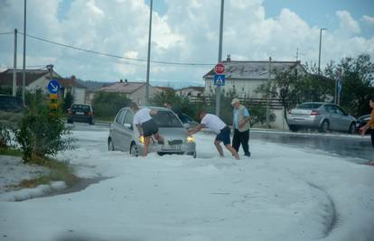 Olujna tuča pogodila Dalmaciju: Led zameo ceste kao usred zime