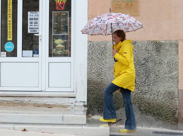 Šibenik: U Šibeniku pada kiša