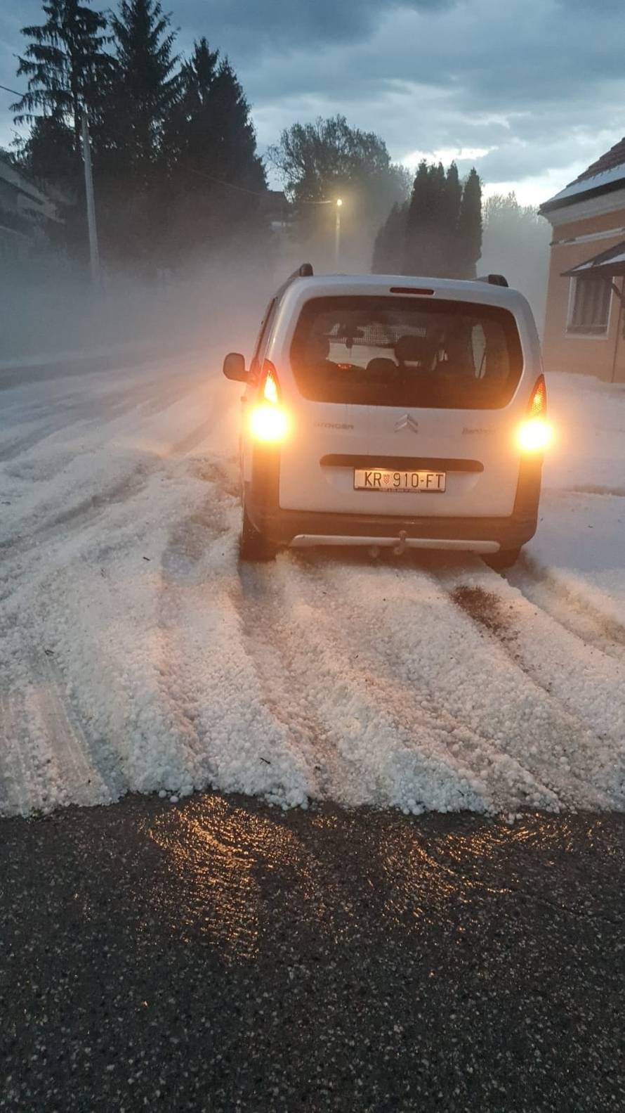 VIDEO Pogledajte kako je tuča izazvala kaos u Zagorju: Ceste pune leda, automobili zapeli