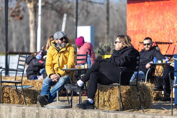 Osijek: Osječani iskoristili sunčan dan za šetnju ili druženje uz kavu 