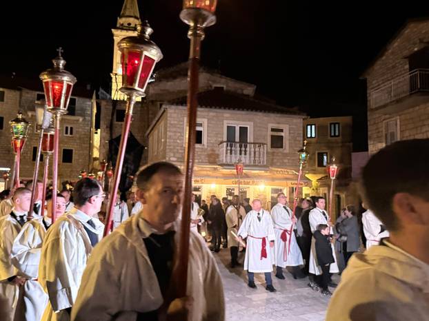 FOTO Procesija 'Za križen' na Hvaru okupila brojne vjernike