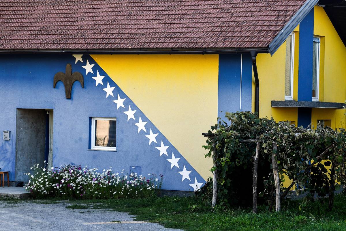 Ovaj Bosanac baš voli Bosnu: Cijela fasada u bojama zastave