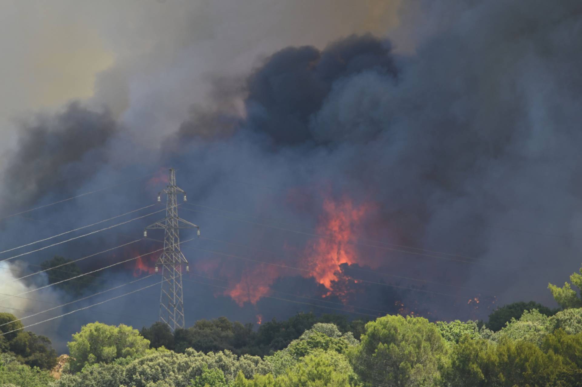 U naselju Valdebek u Puli ponovno je izbio veliki požar, gašenje otežano zbog vjetra