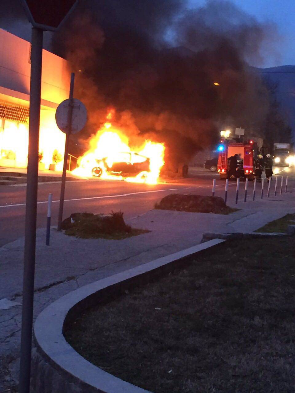 Mercedes u potpunosti izgorio: Požar navodno nije podmetnut