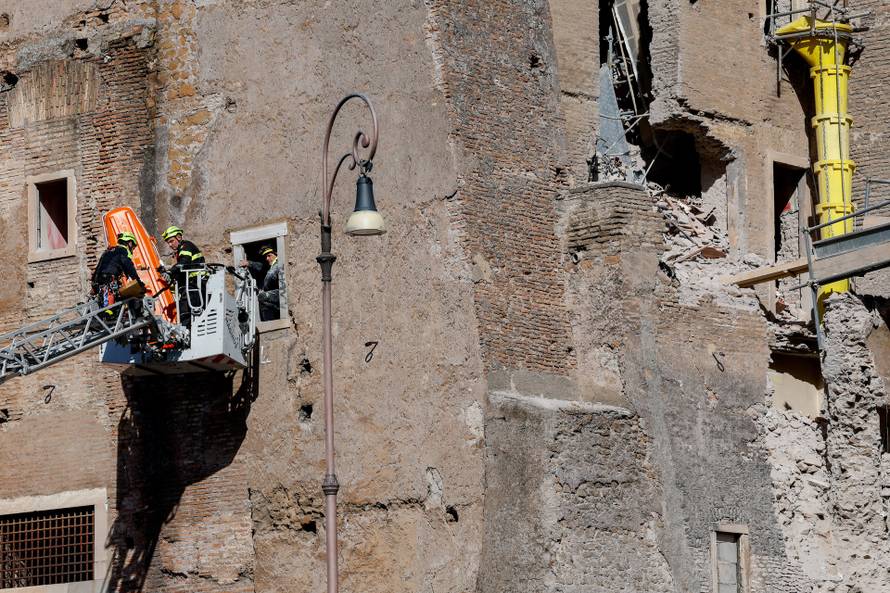 Part of Torre dei Conti tower collapses in Rome