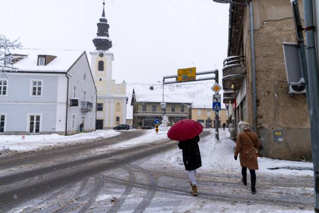 U Gospiću je izmjereno 16 cm snijega