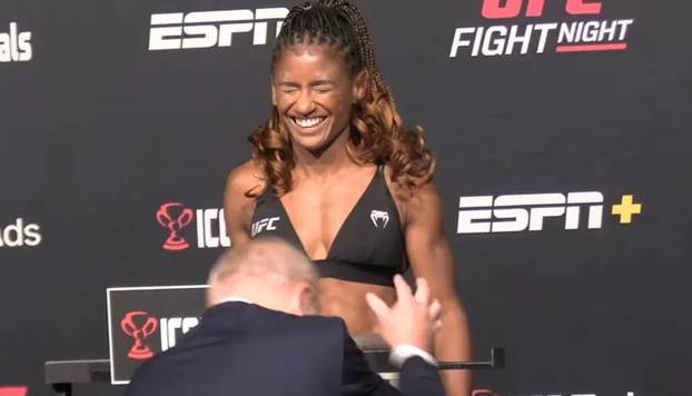 FOTO Kakav gaf! Borkinja na vaganju vadila umetke iz grudi i dala ih službeniku, njemu ispali