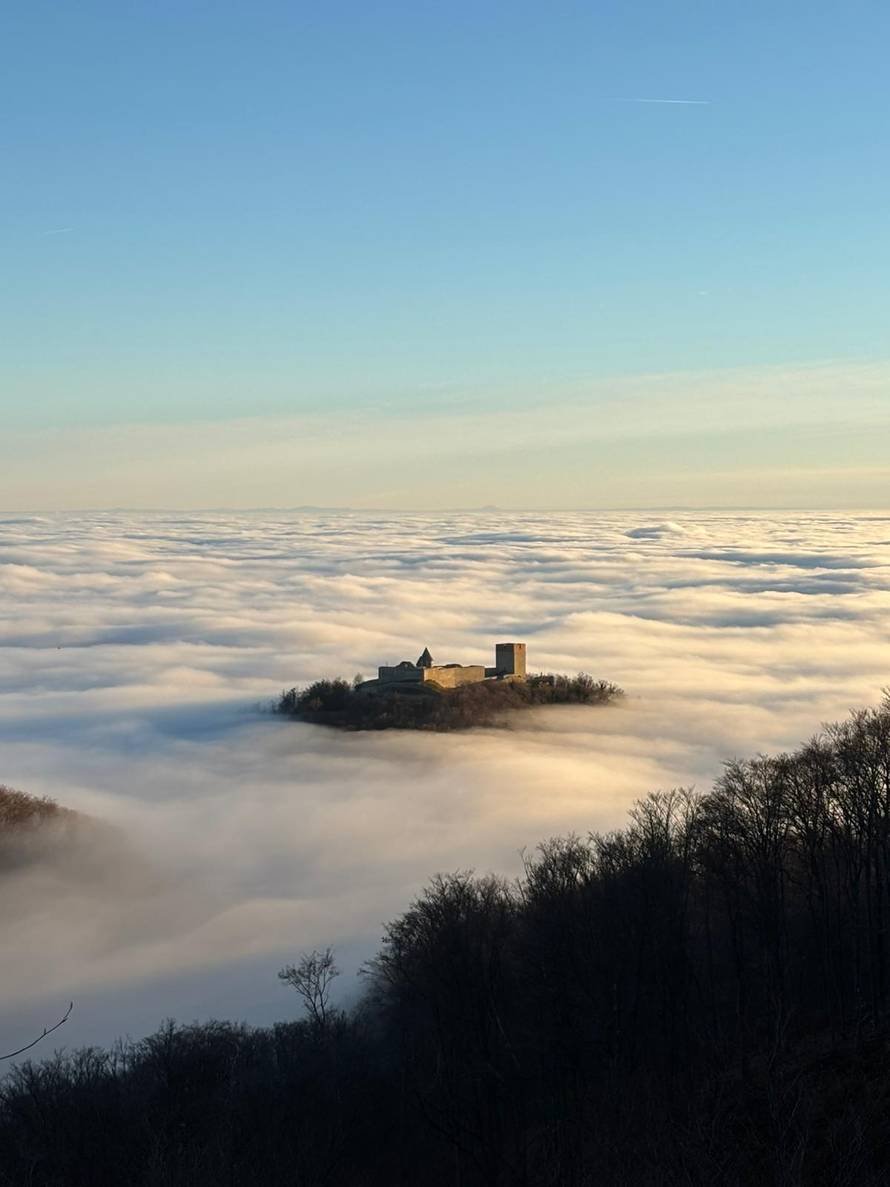 FOTO Medvedgrad u gustoj magli 'pluta' nad Zagrebom